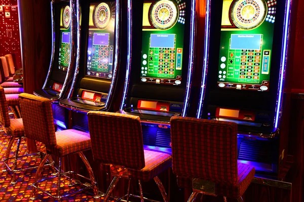 Card dealing and hand settlement